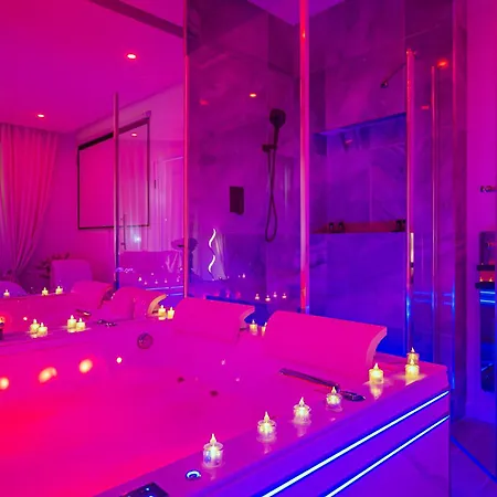 Jacuzzi Privatif, Lit Rond Xxl, Suite Romance, Sofa Tantra, Jardin
